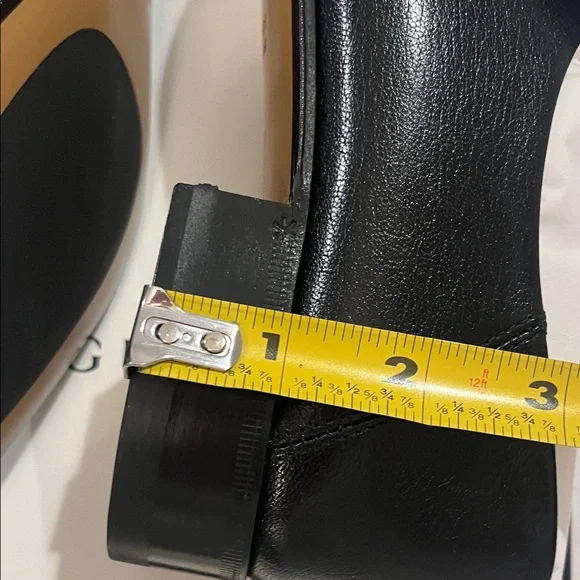 Gucci Black Leather Loafers with Gold Horsebit - Picture 7 of 15